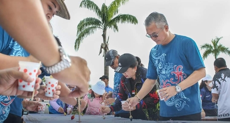 HADI ARIS/RADAR TARAKAN  MEMBATIK: Bupati Wempi Wellem Mawa beserta jajaran Pemerintah Kabupaten Malinau melakukan kegiatan senam dan membatik bersama di halaman Kantor Pemerintah Kabupaten Malinau beberapa waktu lalu.