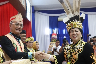 HADI ARIS ISKANDAR/RADAR TARAKAN  SPESIAL: Bupati Malinau, Wempi Wellem Mawa saling berbagi kue HUT Malinau kepada Ketua DPRD Malinau, Ping Ding, Rabu kemarin.  