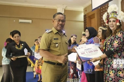 HADI ARIS/RADAR TARAKAN    TUTUP: Wakil Bupati Malinau, Jakaria menyerahkan hadiah kepada pemenang jambore kader PKK tingkat Kabupaten Malinau tahun 2022.