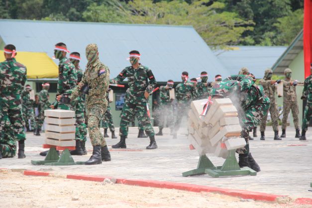 AKTRAKTIF: TNI menunjukkan sejumlah ketangkasan dalam penutupan Latma Kekar Malindo 45 pada Senin (31/10). (FOTO: IFRANSYAH/RADAR TARAKAN)