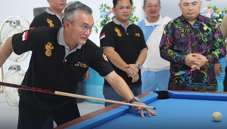 HADI ARIS/RADAR TARAKAN  SIMBOLIS: Bupati Malinau saat membuka secara simbolis Turnamen Biliar Intumung Cup 1.