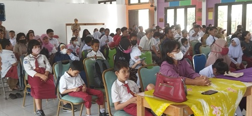 HADI ARIS/RADAR TARAKAN  BERKARYA: Sejumlah siswa SLB baik tingkat SD, SMP hingga SMA. Tampak salah satu batik hasil karya siswa SLB yang dijadikan taplak meja dalam pertemuan ramah tamah kunjungan kerja Bupati Malinau.