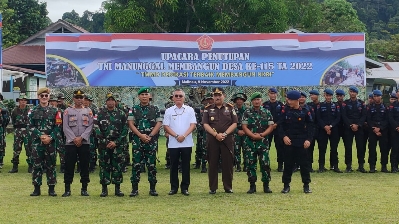 HADI ARIS/RADAR TARAKAN  PENUTUPAN TMMD: Bupati Malinau, Wempi Wellem Mawa bersama Danrem 092/Maharajalila, Brigjen TNI Ari Estefanus, S.Sos., M.Sc beserta jajaran berfoto bersama usai upacara penutupan TMMD ke-115.