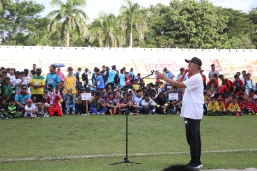 HADI ARIS/RADAR TARAKAN    PENGARAHAN : Bupati Malinau, Wempi Wellem Mawa saat menyampaikan sambutan kepada seluruh pelajar Malinau