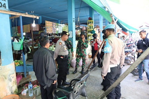 HADI ARIS/RADAR TARAKAN  BERSINERGI: Personel Polres Malinau bersinergi dengan Satgas Pamtas Yon Armed 05/Pancagiri melaksanakan patroli bersama.