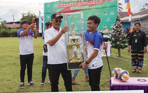 HADI ARIS ISKANDAR/RADAR TARAKAN  TURNAMEN BOLA: Bupati Malinau Wempi W Mawa, S.E., M.H. membuka secara resmi turnamen Christmas Cup XXIII.