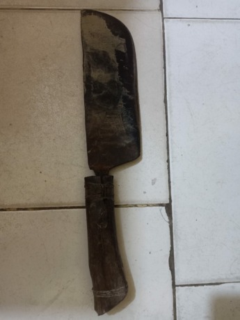 BARANG BUKTI: Parang yang digunakan pelaku untuk mengancam tetangganya.