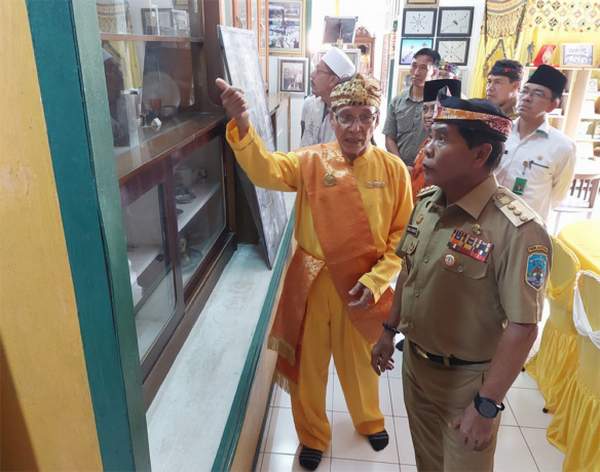 SEJARAH KESULTANAN BULUNGAN: Gubernur Kaltara Zainal Arifin Paliwang melihat isi di dalam museum Kesultanan Bulungan yang akan direvitalisasi tahun depan.