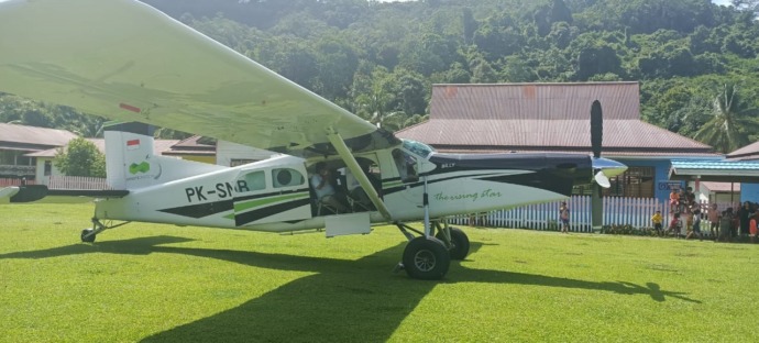 TERPARKIR: Salah satu armada dari maskapai Susi Air terparkir di lapangan perintis Lumbis Hulu usai melakukan uji coba penerbangan 2022 lalu. FOTO: DOKUMENTASI CAMAT LUMBIS