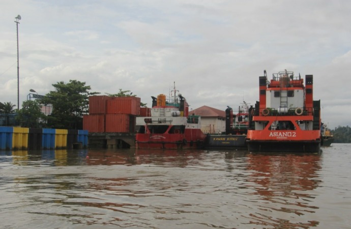 ALAMI PENDANGKALAN: Tampak kapal kargo yang berlabuh di Pelabuhan Kayan I, Tanjung Selor. PIJAI PASARIJA/RADAR KALTARA