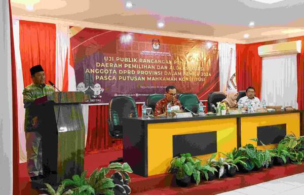 PENDATAAN: Ketua KPU Kaltara, Suryanata Al Islami saat membuka kegiatan uji publik rancangan dapil di Tanjung Selor, Kamis (19/1). IWAN KURNIAWAN/RADAR KALTARA