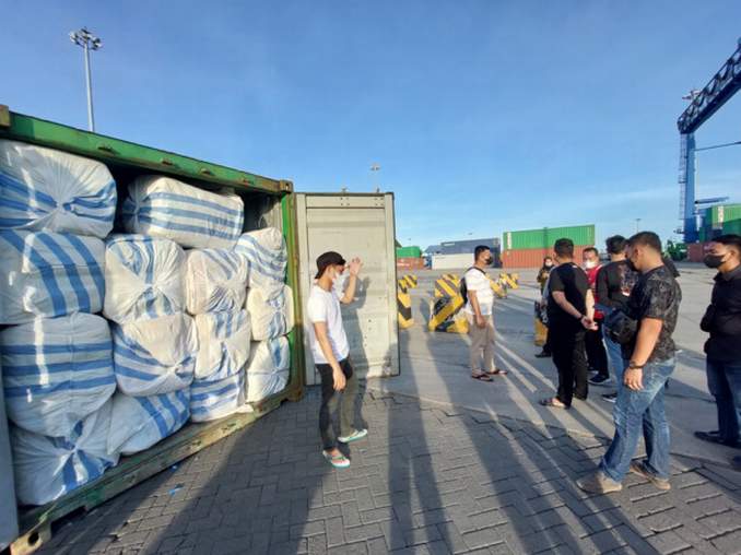 ILEGAL: Balpres yang berisi pakaian bekas merupakan barang ilegal yang cukup banyak diselundupkan dari Malaysia. FOTO: ELIAZAR/RADAR TARAKAN