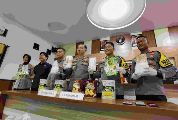 UNGKAP JARINGAN SABU: Polres Nunukan merilis pengungkapan penyelundupan sabu 5 kilogram (kg), melalui kapal laut tujuan Sulawesi, Kamis (19/1). FOTO: RIKO ADITYA/RADAR TARAKAN