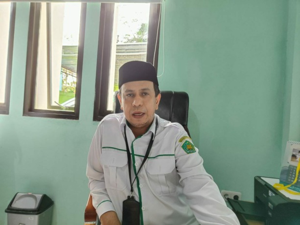 BICARA HAJI: Kasi Penyelenggaraan Haji dan Umrah Kementerian Agama Tarakan, Muhammad Aslam saat ditemui Radar Tarakan di ruang kerjanya pada Jumat (27/1).YEDIDAH PAKONDO/RADAR TARAKAN