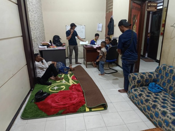 DIAMANKAN: Sebanyak 5 WNI yang akan diselundupkan ke Malaysia, diamankan sementara di Polsek Nunukan. FOTO: DOK POLSEK NUNUKAN