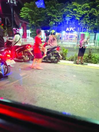 MASIH BERJUALAN : Hingga malam hari masih ditemukan aktivitas anak berjualan di beberapa titik jalan di Kota Tarakan.