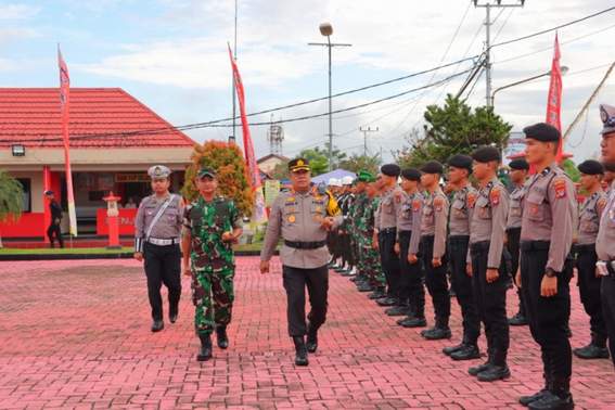 GELAR PASUKAN: Kapolresta Bulungan, Kombes Pol Agus Nugraha saat memimpin apel gelar pasukan Operasi Keselamatan Kayan 2023 di Tanjung Selor, Selasa (7/2). RACHMAD RHOMADHANI/RADAR KALTARA