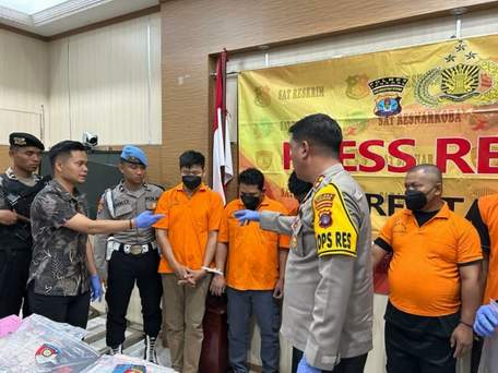 TERSANGKA: Setelah dilakukan pemeriksaan intensif penyidik tetapkan 3 tersangka dugaan prostitusi di Hotel dan Spa Jaguar. FOTO: ELIAZAR/RADAR TARAKAN