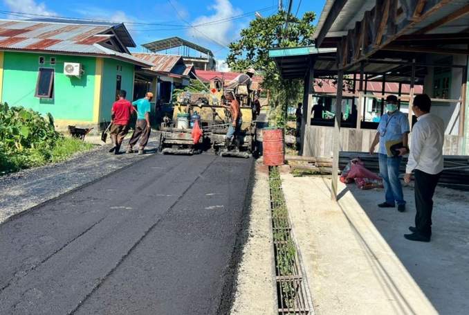 ANTISIPASI: Tim Kejari Bulungan saat melakukan monitoring pelaksanaan pekerjaan pengaspalan di Jalan Semangka. (PIJAI PASARIJA/RADAR KALTARA)