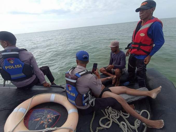 DIEVAKUASI: ABK KM Bungai Lia yang selamat dievakuasi dan dibawa ke RSAL Ilyas Tarakan untuk dilakukan pemeriksaan kesehatan, Senin (13/3). FOTO: ELIAZAR/RADAR TARAKAN