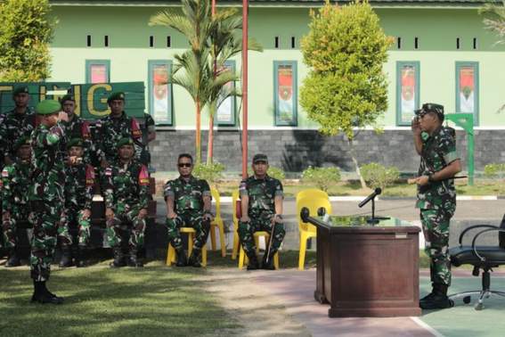 APRESIASI: Danrem 092/Maharajalila, Brigjen TNI Ari Estefanus memberi penghargaan sebagai bentuk apresiasi terhadap Satgas Pamtas yang mengungkap penyelundupan sabu-sabu 20,8 kilogram (kg). FOTO: DOK SATGAS PAMTAS