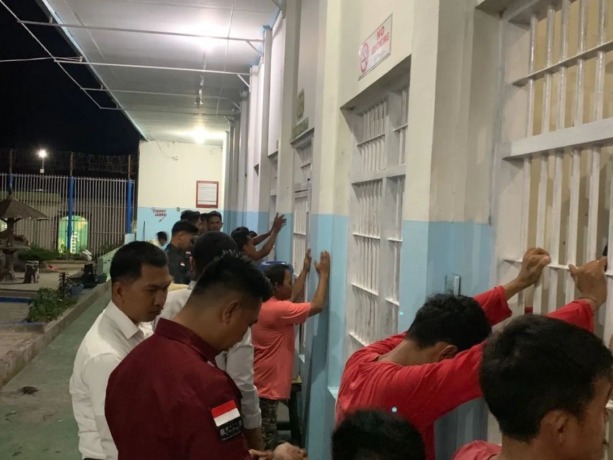 PEMERIKSAAN: Menyambut Ramadan, personel Lapas Kelas II-B Nunukan melakukan pemeriksaan kamar hunian WBP guna menciptakan suasana kondusif. FOTO: LAPAS NUNUKAN