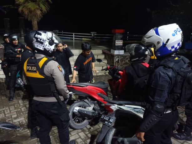 PATROLI: Petugas gabungan memeriksa kendaraan pengendara untuk mengantisipasi aksi balap liar. RAHMAD RAMADHANI/RADAR KALTARA