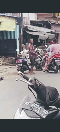 MERESAHKAN: Seorang diduga dengan gangguan jiwa, meresahkan masyarakat di pasar. FOTO: ISTIMEWA