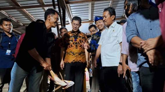 BERI DUKUNGAN: Seorang nelayan di Tanjung Pasir, Tarakan Timur menunjukkan hasil perikanan Kaltara kepada Menteri Kelautan dan Perikanan, Sakti Wahyu Trenggono yang didampingi Wakil Gubernur Kaltara, Dr. Yansen TP, M.Si, dan pemangku kepentingan lainnya,