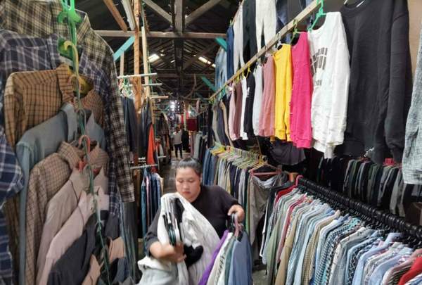 TETAP BERJUALAN: Sejumlah pedagang pakaian bekas di pasar rombengan Jalan Pasar Baru, Nunukan Utara. FOTO: RIKO ADITYA/RADAR TARAKAN