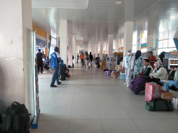 NORMAL: Aktivitas penumpang di Pelabuhan Tengkayu Tarakan. FOTO: YEDIDAH PAKONDO/RADAR TARAKAN