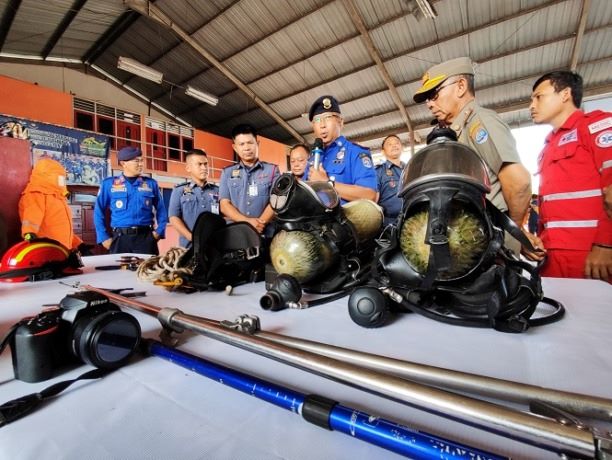 KUNJUNGAN KERJA SAMA: Kunjungan Ketua Zon Jabatan Bomba dan Penyelamat Zon Tawau, Malaysia Sukur bin Hatta ke Tarakan sekaligus melakukan pengecekan peralatan PMK Tarakan pada Rabu (24/5). FOTO: YEDIDAH PAKONDO/RADAR TARAKAN
