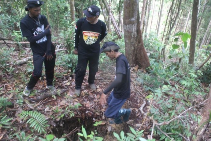 TIDAK TERURUS: Kondisi lubang pertahanan tentara Nippon Jepang di hutan Gunung Selatan (Fukukaku) yang ditemukan. FOTO: AGUS DIAN ZAKARIA/RADAR TARAKAN