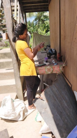 Tidak sedikit masyarakat yang menumpang keperluan listrik di rumah pengusaha ayam satu-satunya di Desa Binusan Dalam, Nunukan. FOTO: DOK WARGA