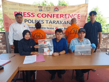 Kedua pelaku yang diamankan pihak kepolisian.