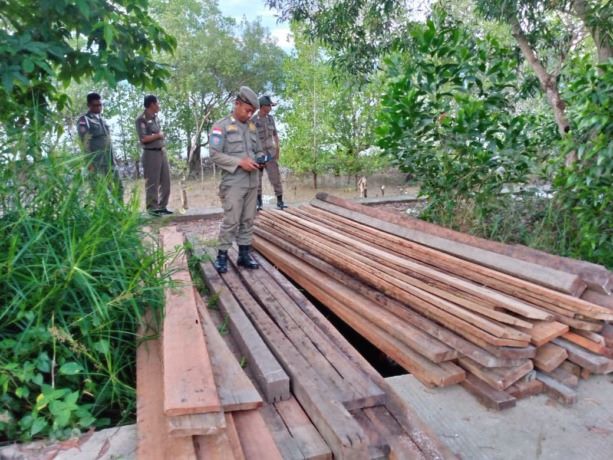 TEMUAN MATERIAL: Material bangunan yang terindikasi akan digunakan membangun di Jalan Lingkar kembali ditemukan Salpol PP. FOTO: DOK SATPOL PP NUNUKAN