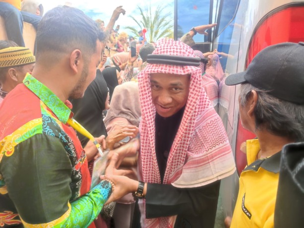 ANTUSIAS: Kedatangan jemaah haji Kamis (13/7) disambut antusias keluarga yang sudah menunggu di Islamic Center Tarakan. FOTO: JANURIANSYAH/RADAR TARAKAN
