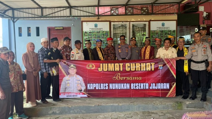 Menyerap aspirasi dan masukan yang berhubungan tugas kepolisian, Jumat Curhat digelar di Desa Binusan.
