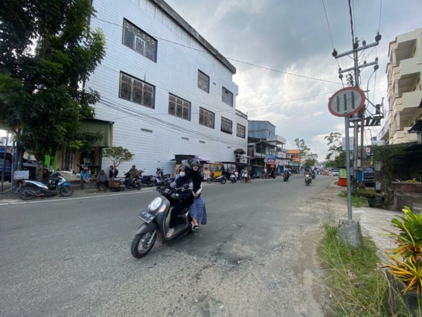 DIBATASI: Untuk menghindari kemacetan maka truk akan dibatasi melintas Jalan Slamet Riyadi dari Jalan Jenderal Sudirman, Tarakan Barat. FOTO: ELIAZAR/RADAR TARAKAN