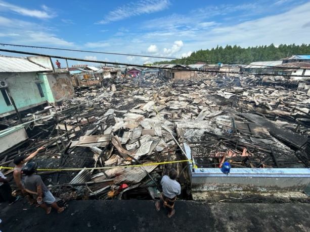 DILAHAP JAGO MERAH: Kondisi belasan rumah yang hangus terbakar di Selumit Pantai, Tarakan Barat. FOTO: ELIAZAR/RADAR TARAKAN