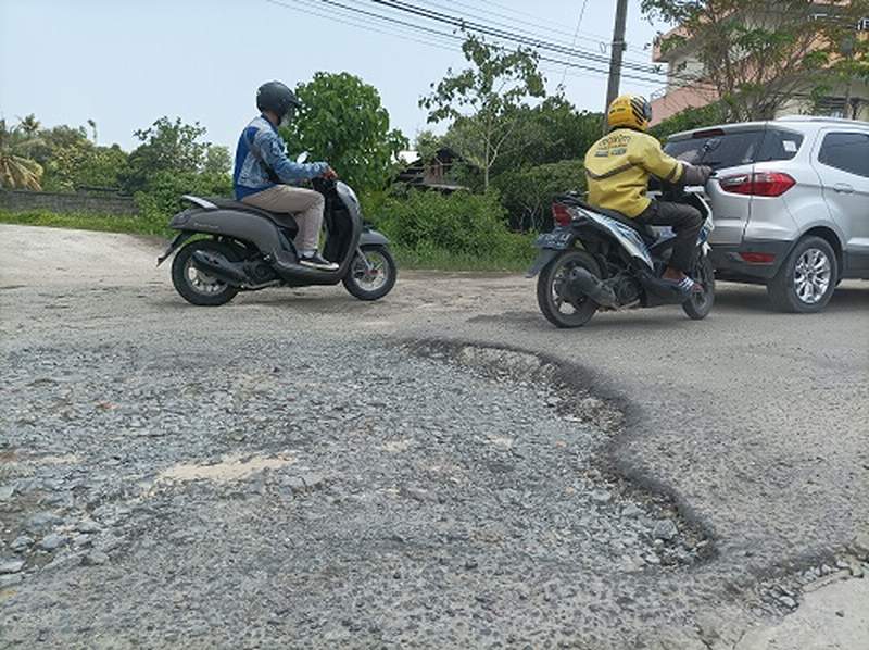 MEMPRIHATINKAN: Kondisi Jalan Slamet Riyadi yang mengalami kerusakan. FOTO: AGUS DIAN ZAKARIA/RADAR TARAKAN