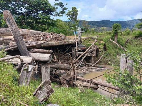 JEMBATAN RUSAK: Jembatan penghubung antarkecamatan di Desa Lembudud, Krayan Barat rusak. FOTO: DOK CAMAT KRAYAN BARAT