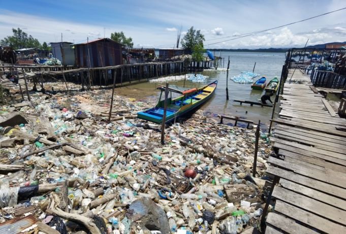 PELAMPUNG RUMPUT LAUT: Tidak sedikit sampah botol pelampung rumput laut mencemari wilayah pesisir pantai di Nunukan. FOTO: DOK RADAR TARAKAN