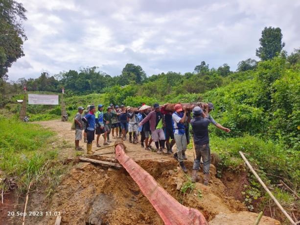 ALAMI KERUSAKAN: Dalam beberapa hari terakhir, Krayan terus dilanda hujan deras hingga banjir. Beberapa fasilitas jembatan mengalami kerusakan. FOTO: DOK RADAR TARAKAN