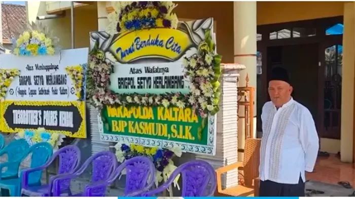 Sutarto, ayah Brigpol SH saat menunggu kepulangan jenazah anaknya di rumah duka Desa Sumberagung, Weleri, Kendal. (DEVI/JAWA POS RADAR SEMARANG)
