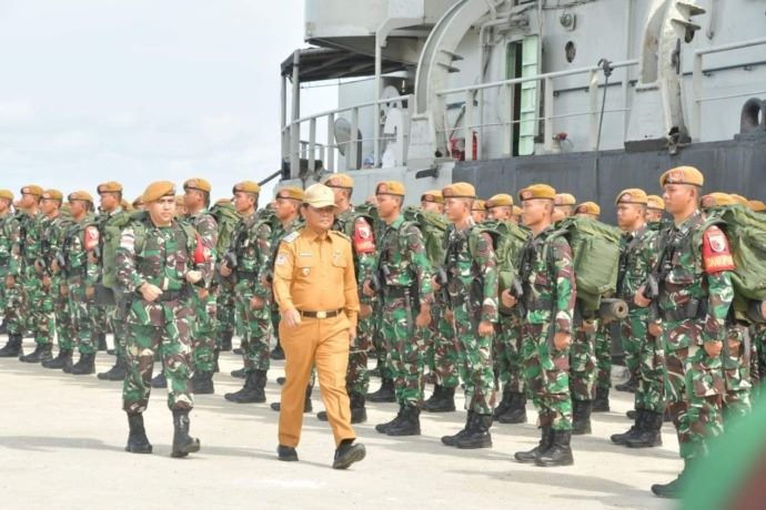 BERTUGAS DI PERBATASAN: Penyambutan Satgas Pamtas RI-Malaysia Batalyon Arhanud 8/Marawaca Bhuana Cakti di Pelabuhan Tunon Taka Nunukan, Minggu (24/9). FOTO: DOK PROKOPIM NUNUKAN