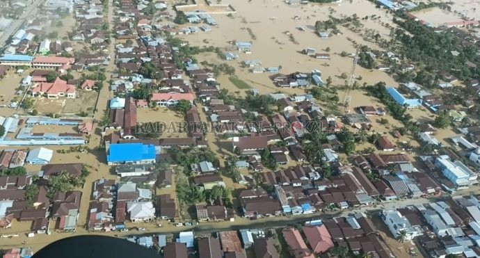 BANJIR MALINAU-NUNUKAN TERBESAR SEPANJANG SEJARAH: Banjir yang menimpa Malinau dan Nunukan disebut-sebut yang terbesar sepanjang sejarah banjir di kedua wilayah tersebut. FOTO: AGUS DIAN ZAKARIA/RADAR TARAKAN
