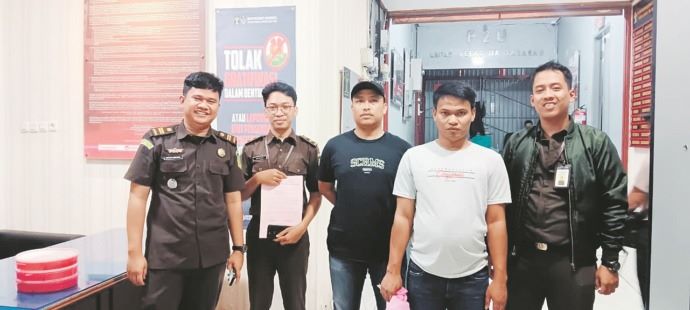 DIBEBASKAN: Terdakwa Basril (baju putih) yang langsung dibebaskan dari Lapas Tarakan setelah mendapatkan vonis bebas dari PN Tarakan. FOTO: DOK KEJARI TARAKAN