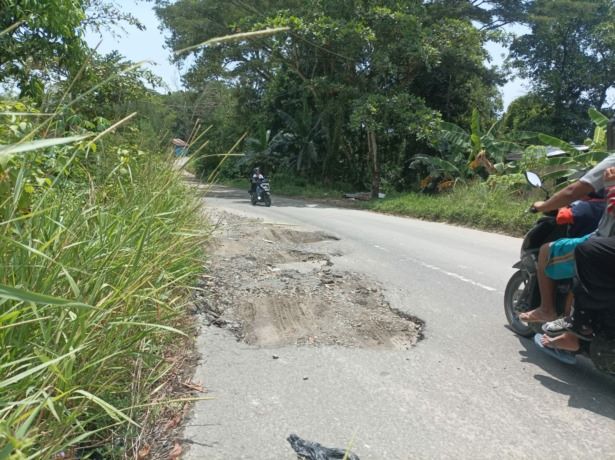 MEMBAHAYAKAN: Kondisi Jalan Gunung Selatan yang longsor. FOTO: AGUS DIAN ZAKARIA/RADAR TARAKAN