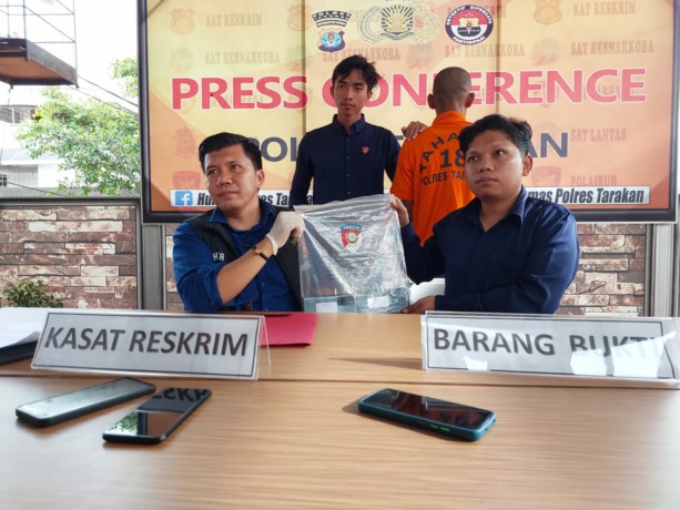 Tersangka dan barang bukti yang dibeber polisi.